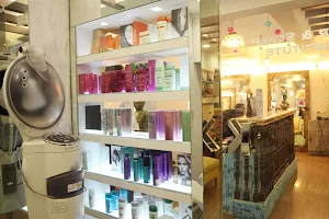 Kromakay Salon Juhu image