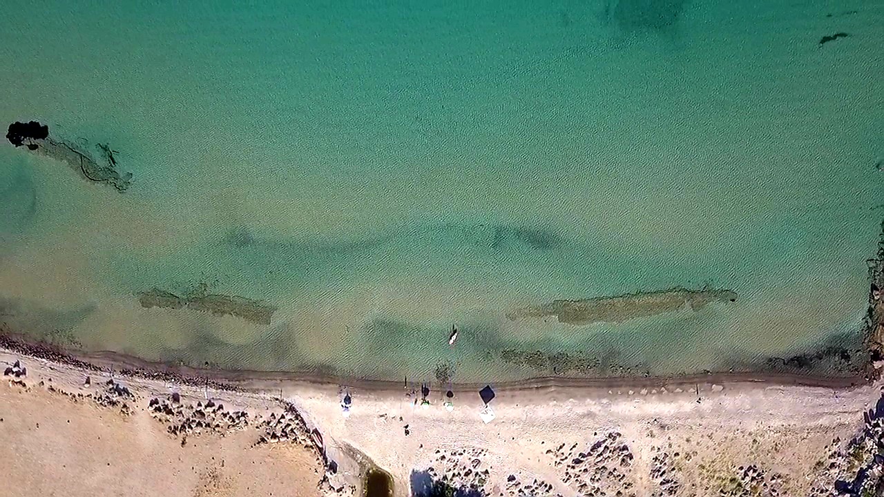 Foto van Paralia Tokmakia met zand met kiezelstenen oppervlakte