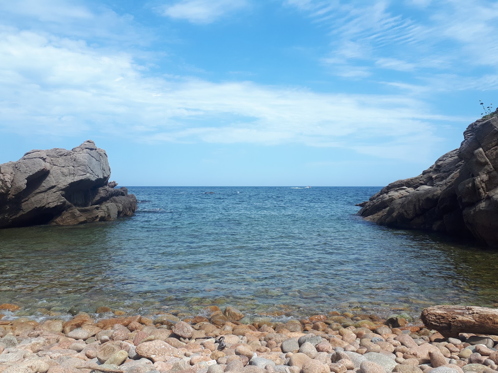 Foto van Platja de Vallpresona met kleine baai