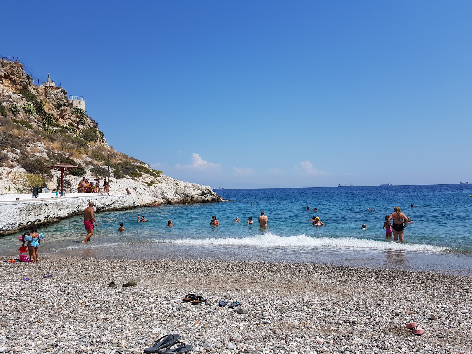 Paralia Charoupias'in fotoğrafı uçurumlarla desteklenmiş