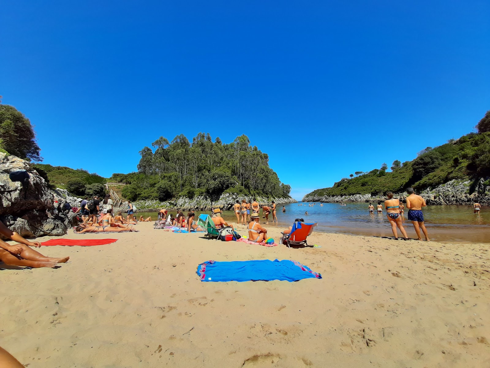 Foto di Playa de Guadamia con una superficie del sabbia luminosa