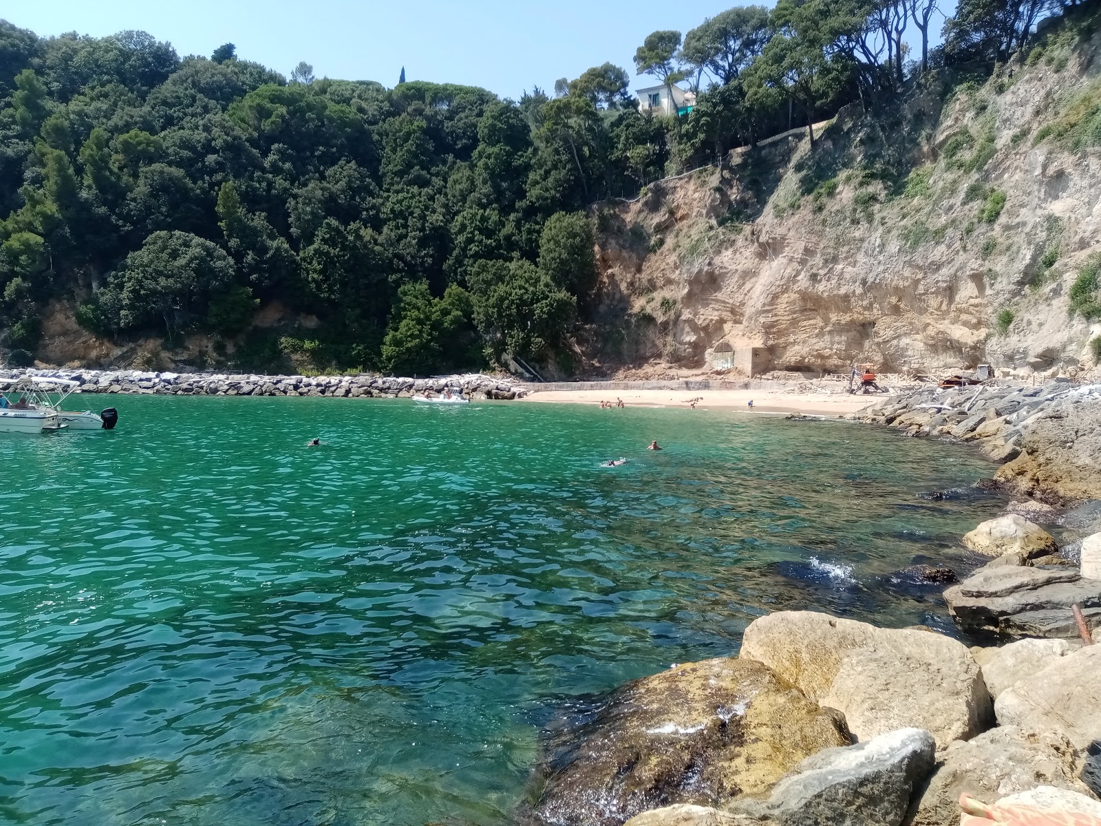 Fotografija Spiaggia della Marinella di San Terenzo z rjavi pesek površino