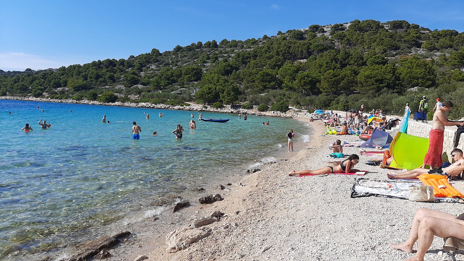 Photo de Plaza Murter protégé par des falaises