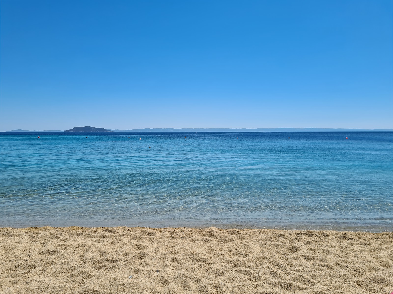 Lagomandra beach II的照片 带有碧绿色纯水表面