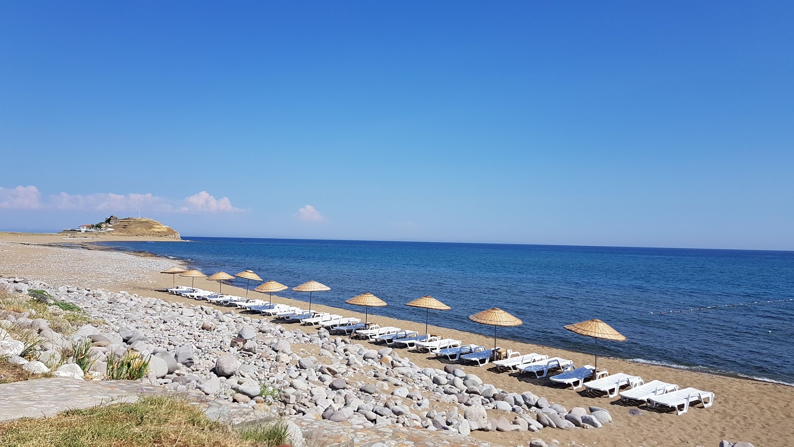 Foto de Yuvali beach com areia bege e seixos superfície