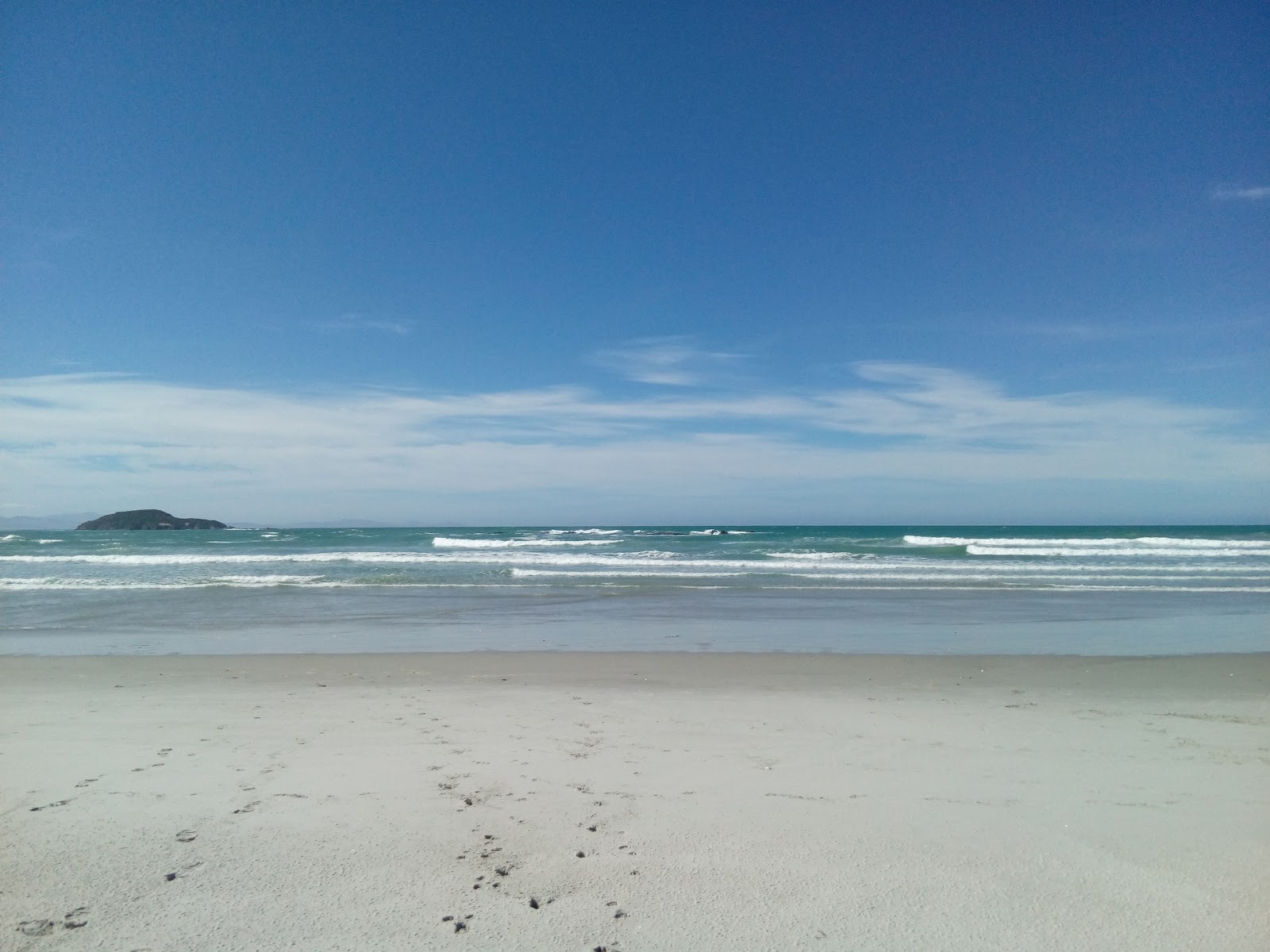 Photo de Taieri Mouth Beach avec l'eau turquoise de surface