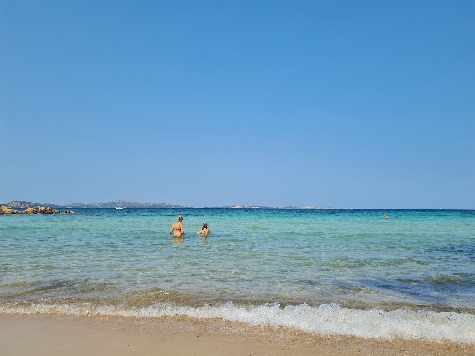 Foto van Spiaggia Le Piscine met blauw puur water oppervlakte
