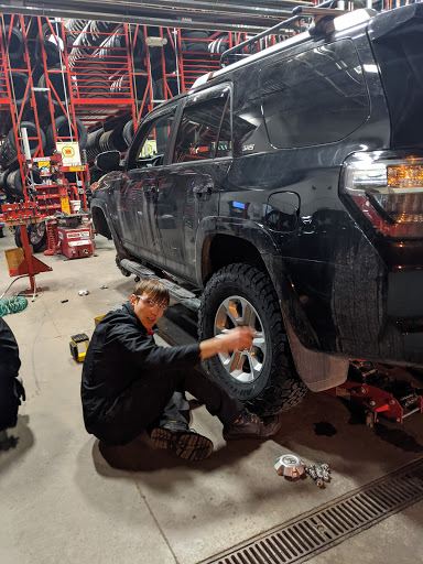 Tire Shop «Discount Tire Store - Woodbury, MN», reviews and photos, 570 Woodbury Dr, Woodbury, MN 55125, USA