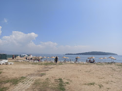 Aya Nikola Plajı'in fotoğrafı uçurumlarla desteklenmiş