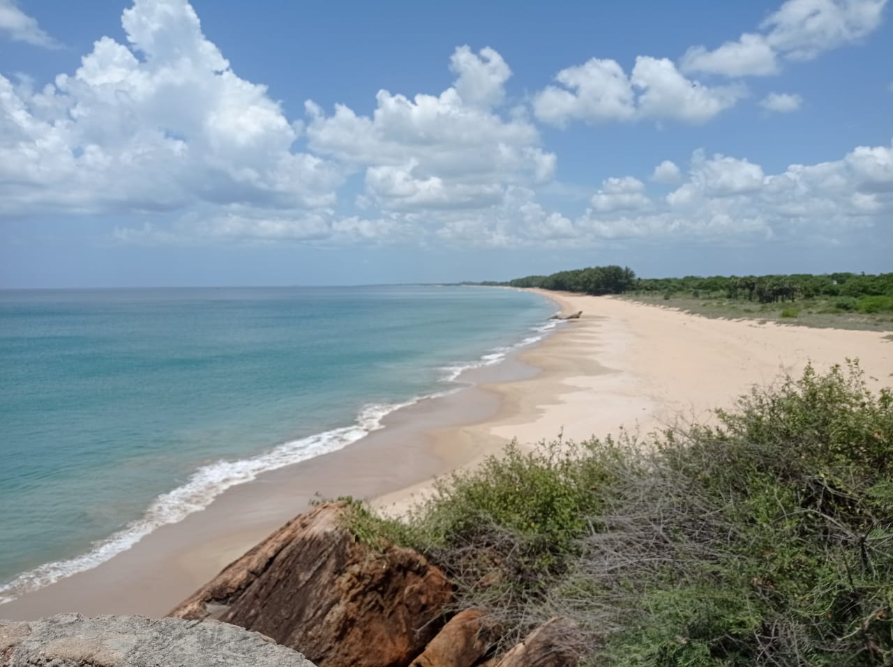 Foto di Kuchchaveli beach con una superficie del sabbia luminosa