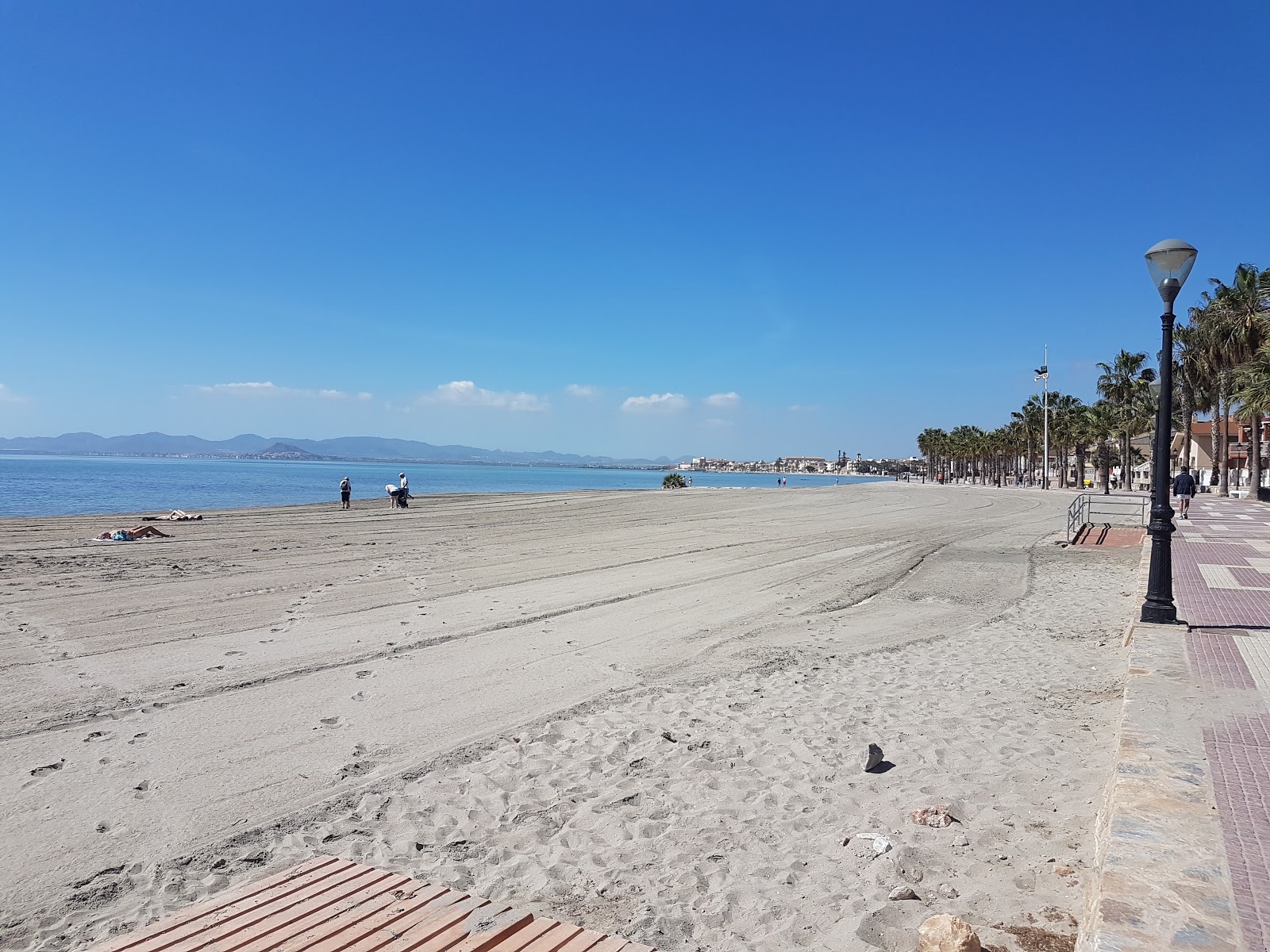 Fotografija Los Alcazares Playa z siv pesek površino