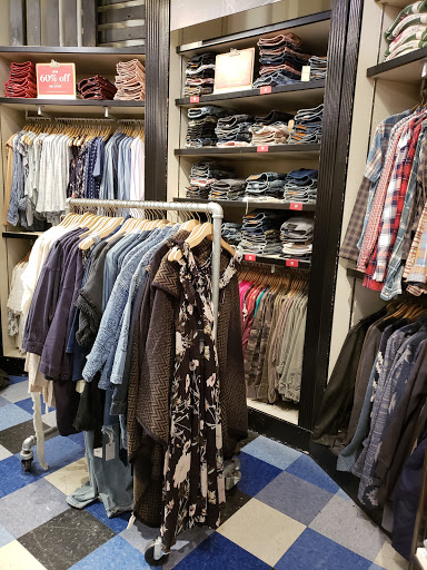 Clothing Store «Lucky Brand», reviews and photos, 2845 Center Valley Pkwy, Center Valley, PA 18034, USA