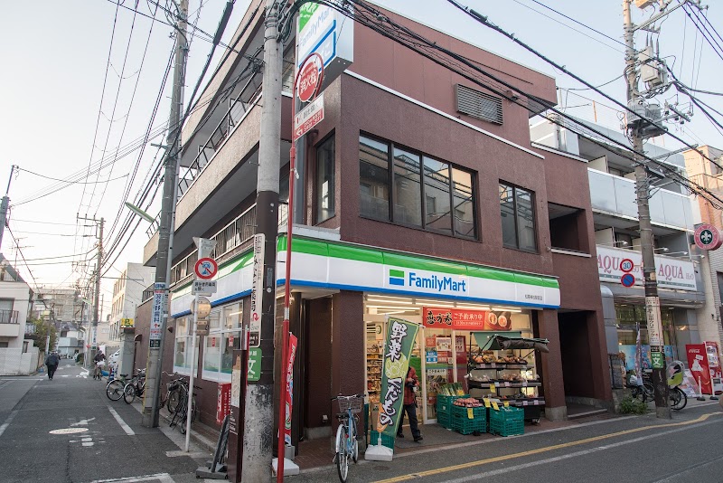 ファミリーマート 松陰神社駅前店