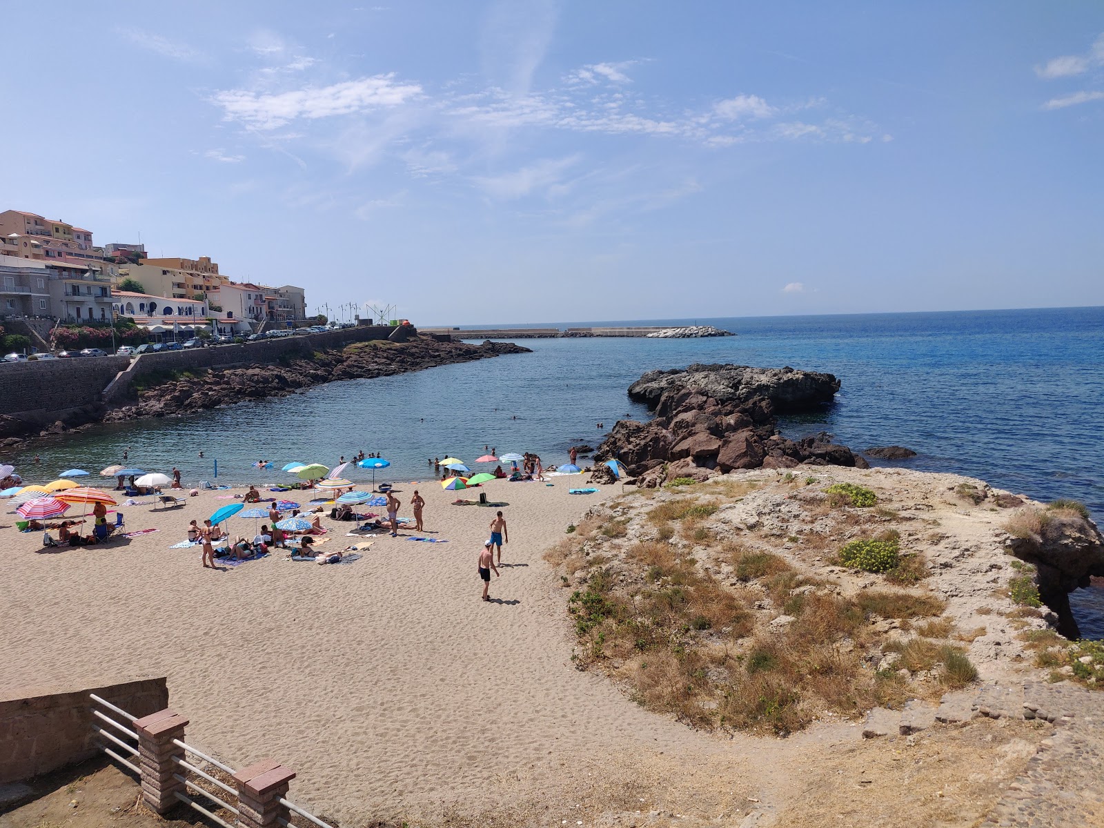 Spiaggia La Marina Di Castelsardo'in fotoğrafı uçurumlarla desteklenmiş