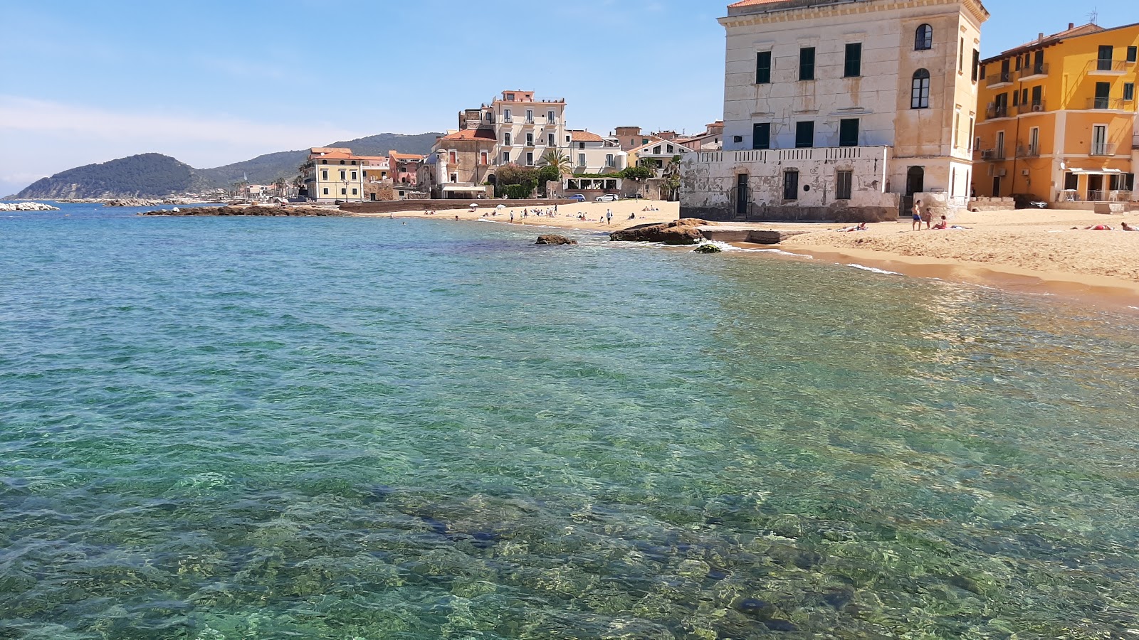 Marina Piccola beach的照片 带有蓝色的水表面