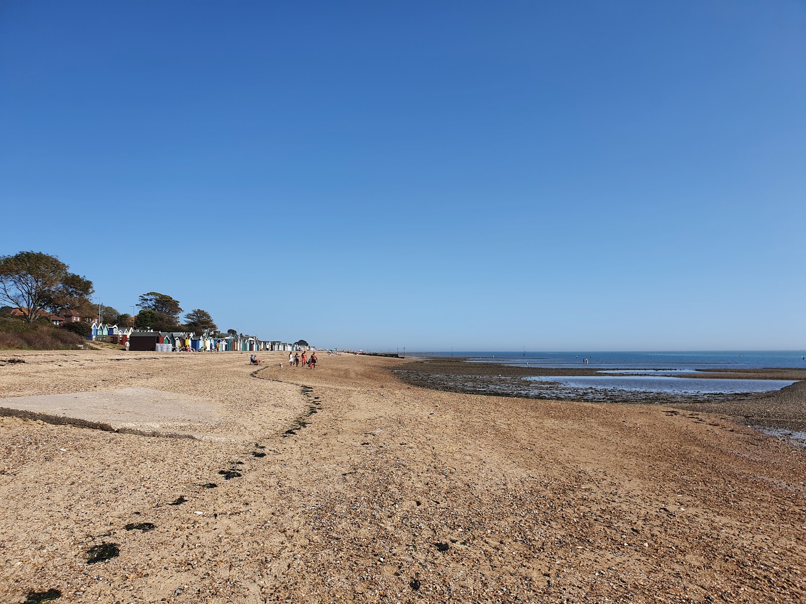 Foto di West Mersea beach con una superficie del sabbia con ciottolame