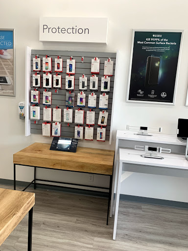 Cell Phone Store «iExpert Studio», reviews and photos, 5000 Shelbyville Rd, Louisville, KY 40207, USA