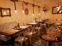 Atmosphère du Restaurant Au Resto Les Filles à Maussane-les-Alpilles - n°5
