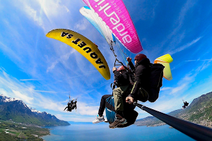 Tandem paragliding flight Montreux - Fly-Xperience image