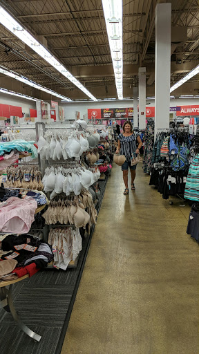 Outlet Store «VF Outlet», reviews and photos, 15501 S Apopka Vineland Rd, Orlando, FL 32821, USA