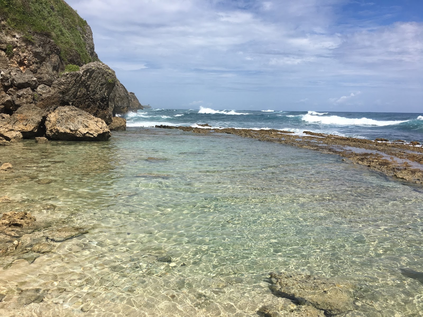 Foto von Playa Caleton Pequena mit beiger sand & steine Oberfläche