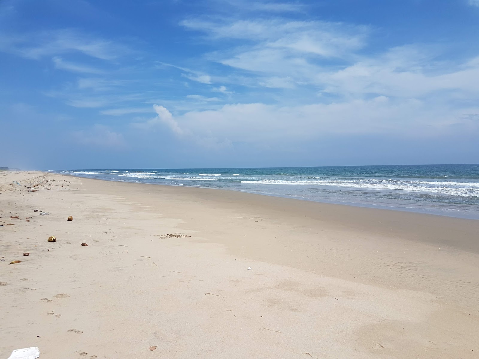 Thirtavari Beach的照片 带有碧绿色纯水表面