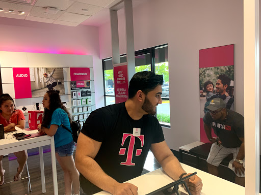 Cell Phone Store «T-Mobile», reviews and photos, 1837 Fountain Dr, Reston, VA 20190, USA