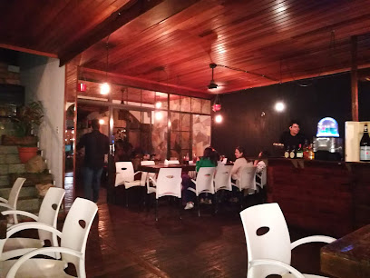 El Corcho Restaurante - Costado norte de Embajada Americana, Urbanización Cumbres de Madre Selva, Santa Elena, Calle Conchagua Poniente Casa número #1