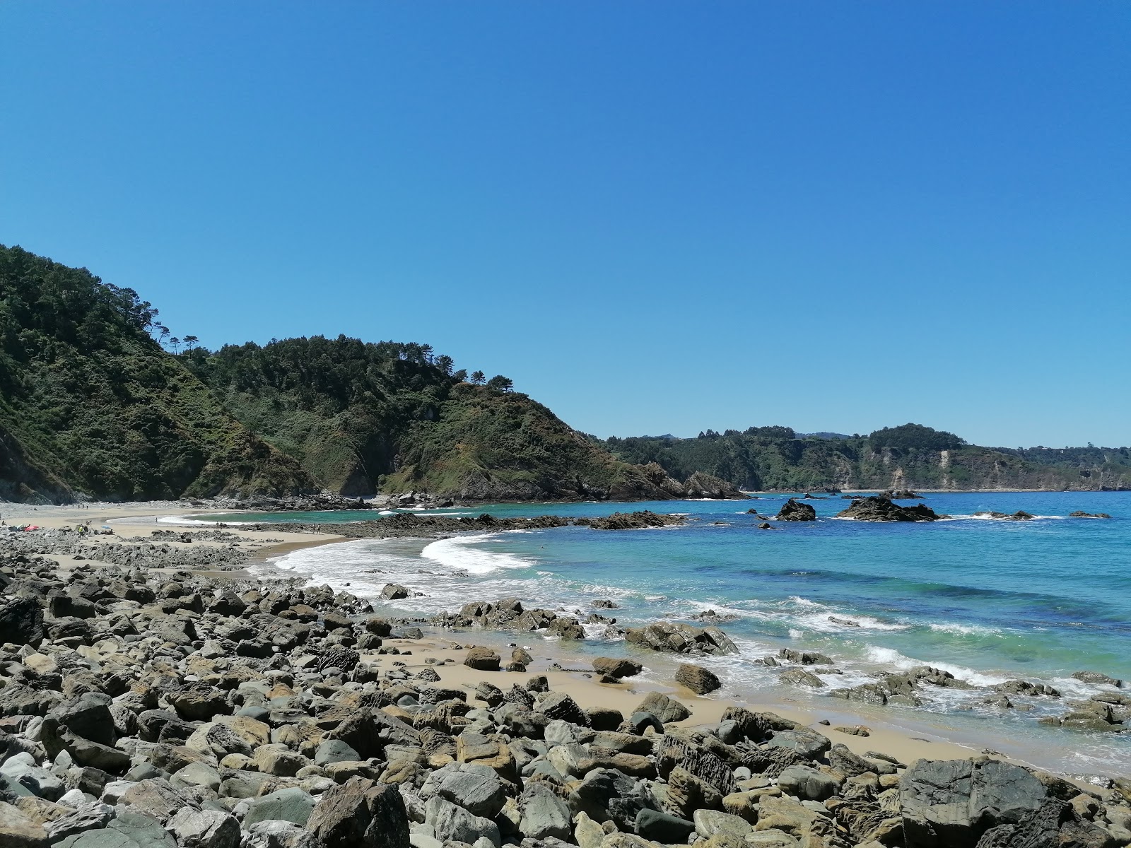 Foto di Playas de Xan-Xun con una superficie del acqua turchese