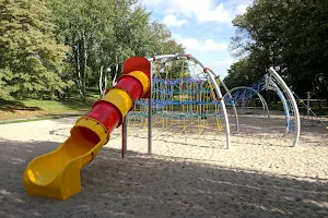 Plac zabaw w parku miejskim image