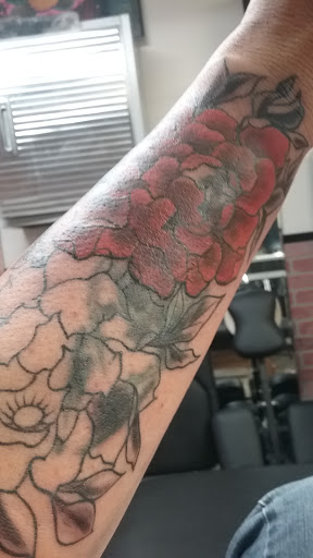 Tattoo Shop «Attitudes Muskegon», reviews and photos, 1610 Evanston Ave, Muskegon, MI 49442, USA