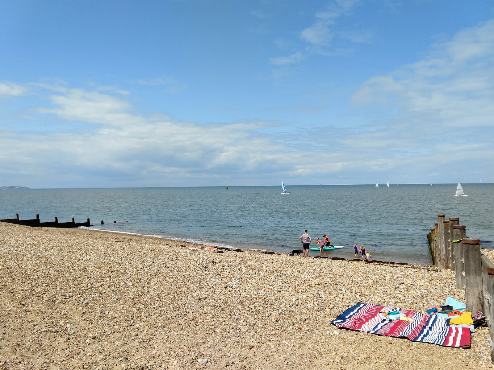 Foto von Tankerton Strand mit heller kies Oberfläche