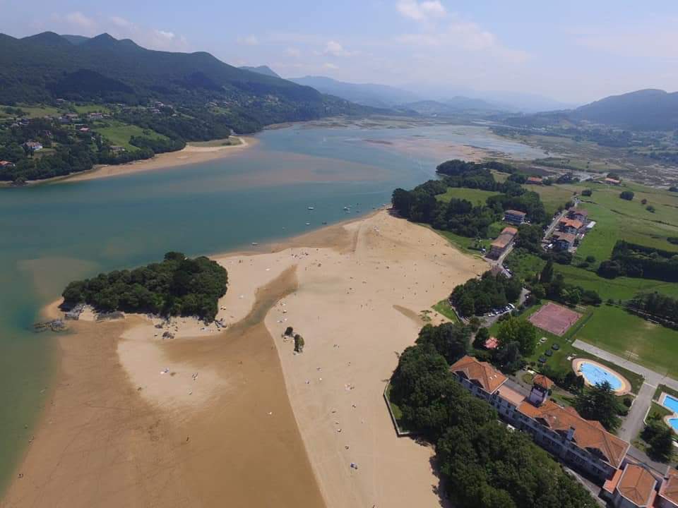 Foto di Playa San Antonio con una costa spaziosa