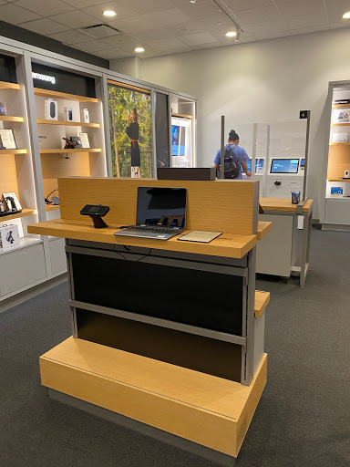 Cell Phone Store «Verizon», reviews and photos, 90-15 Queens Blvd, Elmhurst, NY 11373, USA