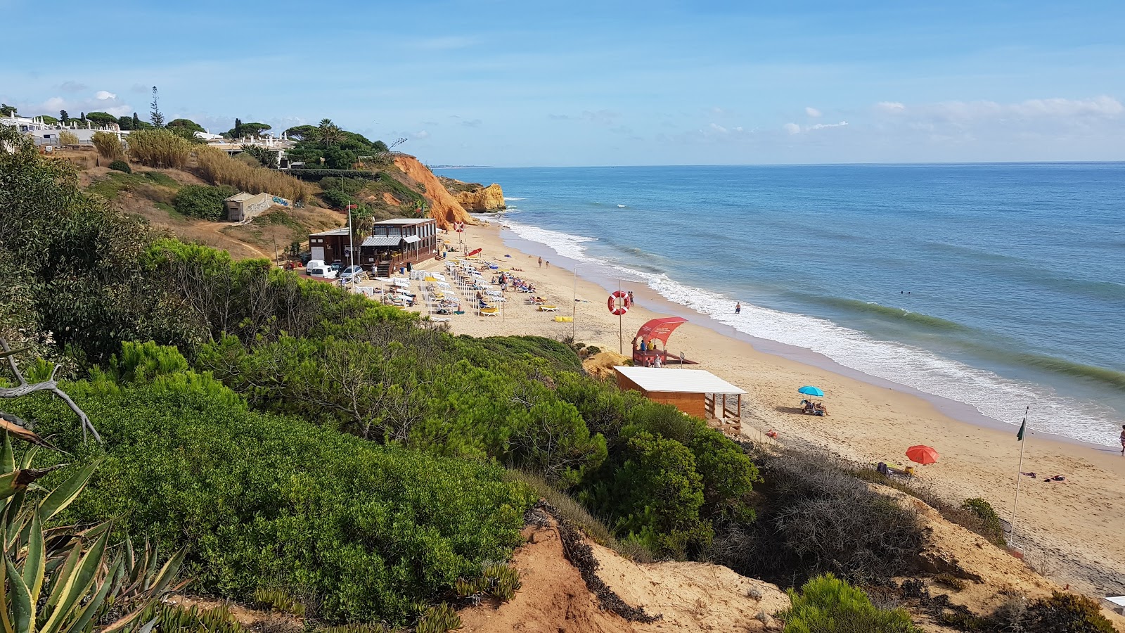 Praia Maria Luisa的照片 被山脉环绕