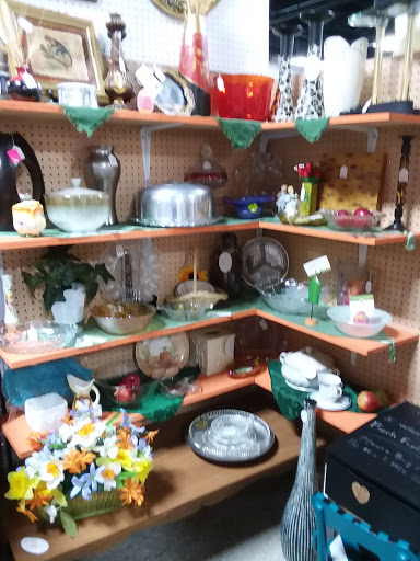 Flea Market «Springfield Flea Market & Gifts», reviews and photos, 1325 E Trafficway St, Springfield, MO 65802, USA