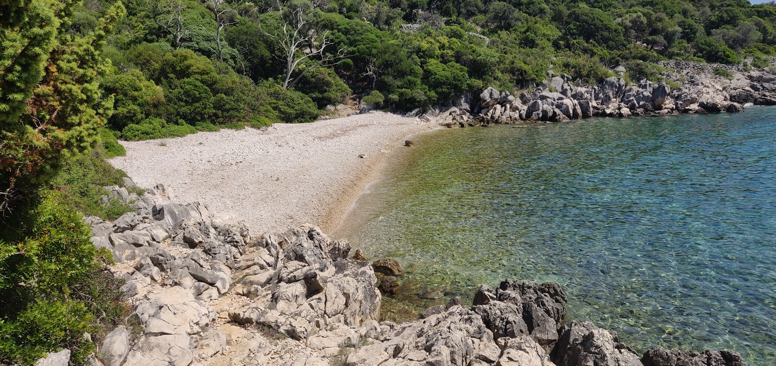 Foto di Uvala Vadikandija con una superficie del ciottoli beige
