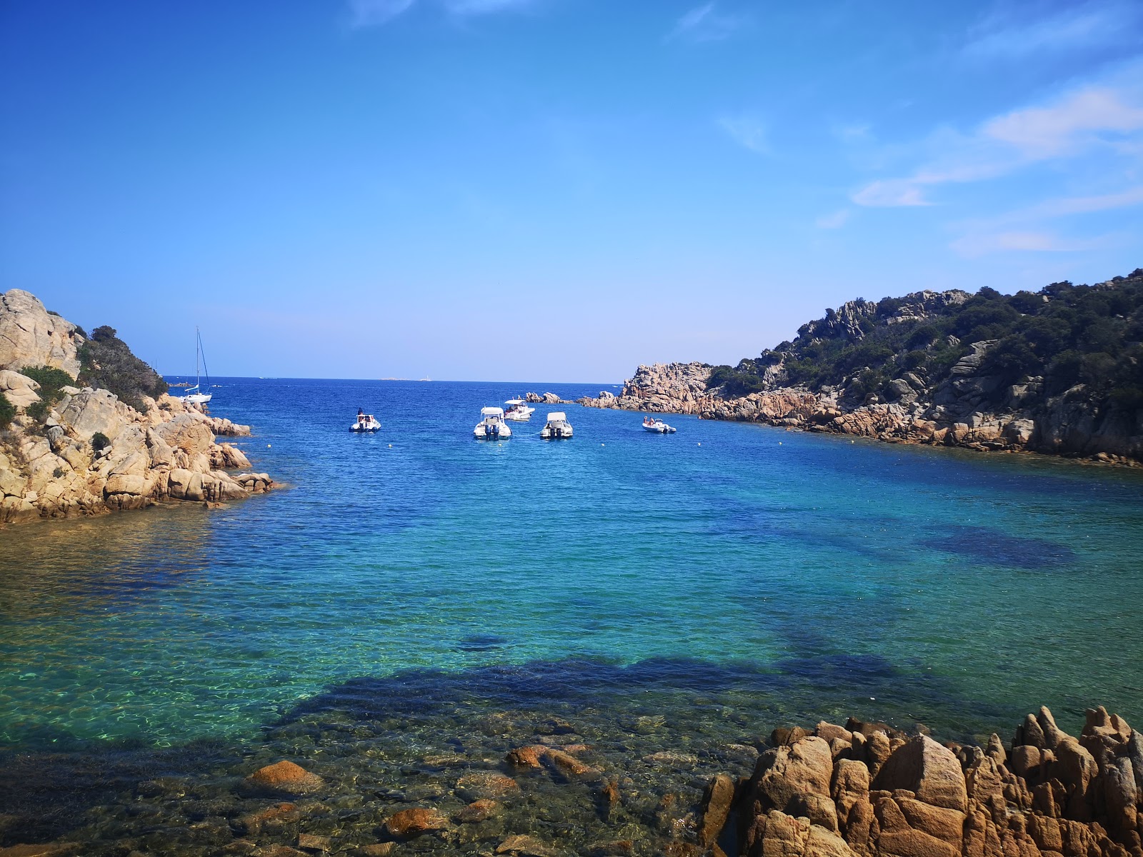 Foto van Spiaggia di Cala Brigantina met turquoise puur water oppervlakte