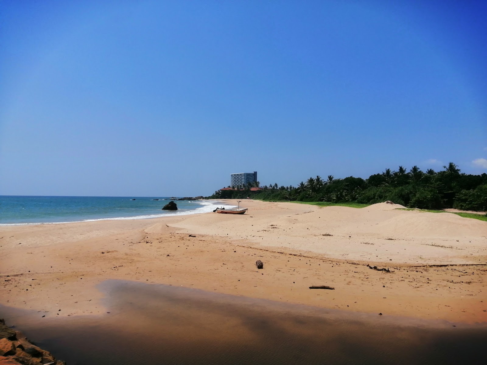 Foto de Mahamodara Beach com areia bege superfície