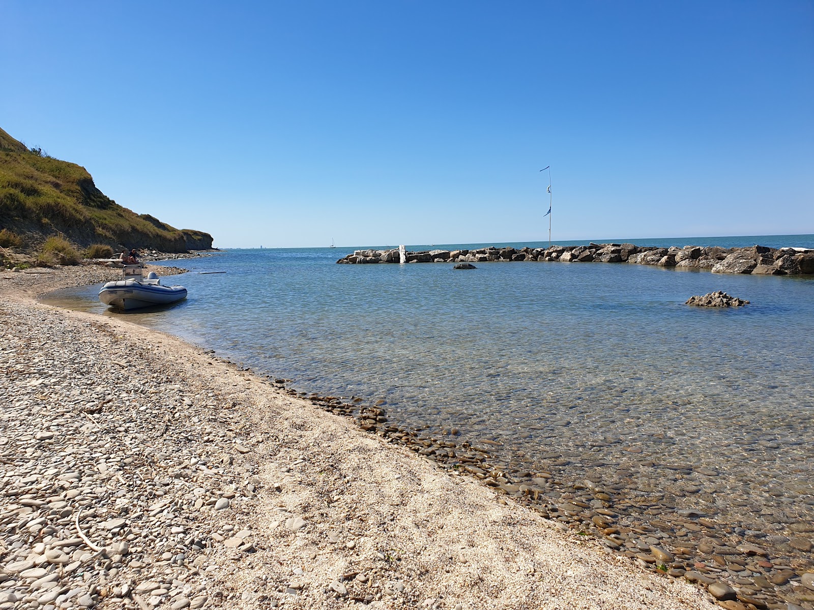 Φωτογραφία του Spiaggia di Casteldimezzo με τυρκουάζ νερό επιφάνεια