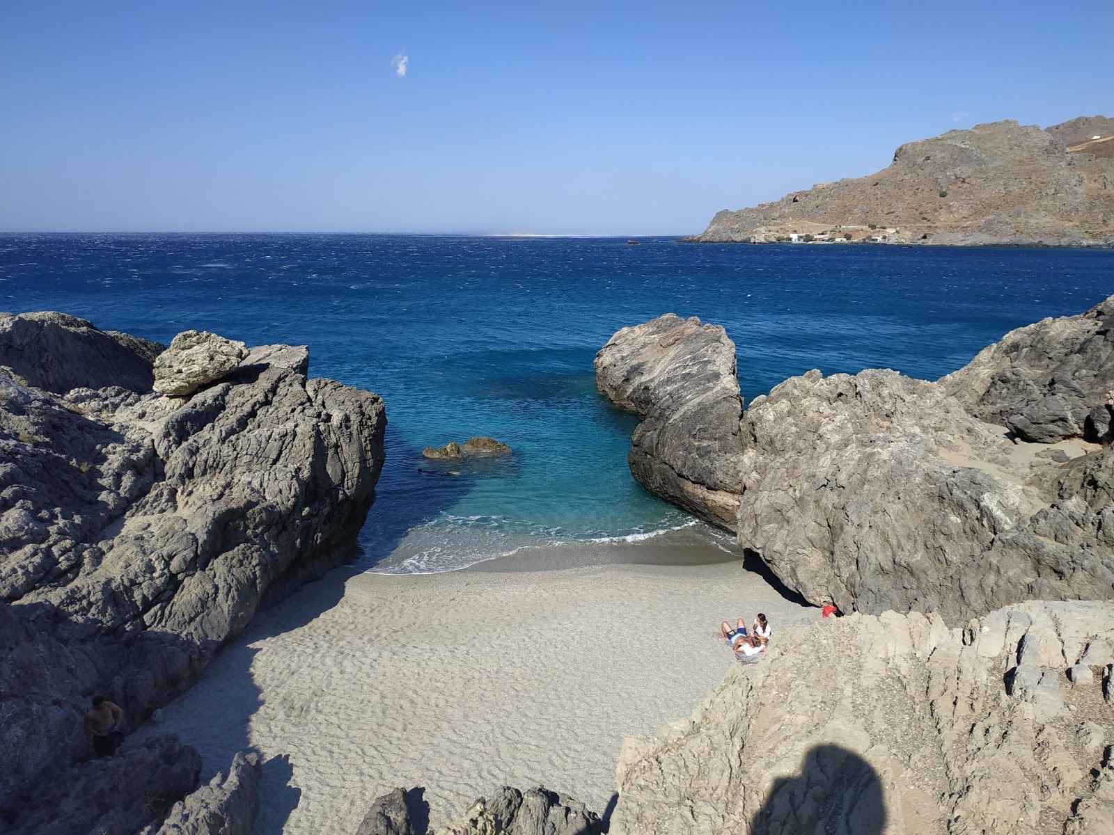 Foto de Klisidi beach con pequeños guijarros beige superficie
