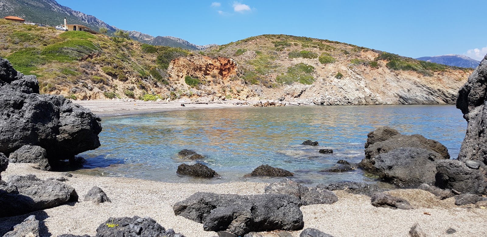 Fotografie cu Virgin beach cu o suprafață de nisip de coajă gri