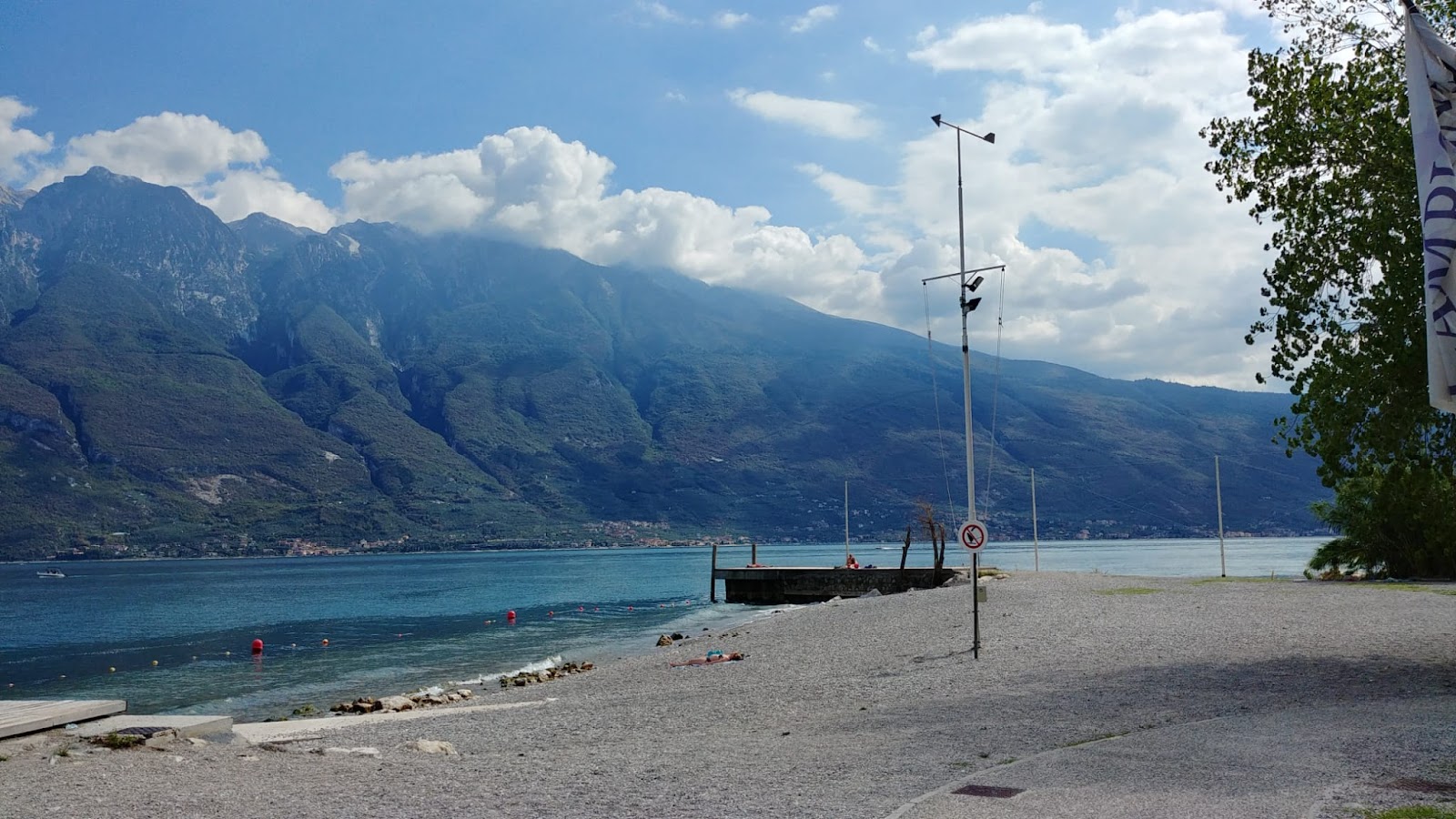 Foto van Spiaggia Campione del Garda ondersteund door kliffen