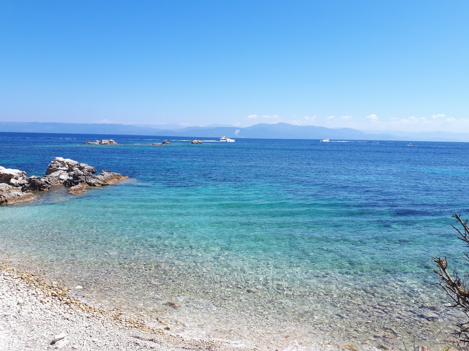 Kipos Beach'in fotoğrafı dağlarla çevrili