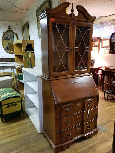 Antique Furniture Store «Useful Things Antiques & Collectibles Store», reviews and photos, 11 Crenshaw Ln, Coxs Creek, KY 40013, USA