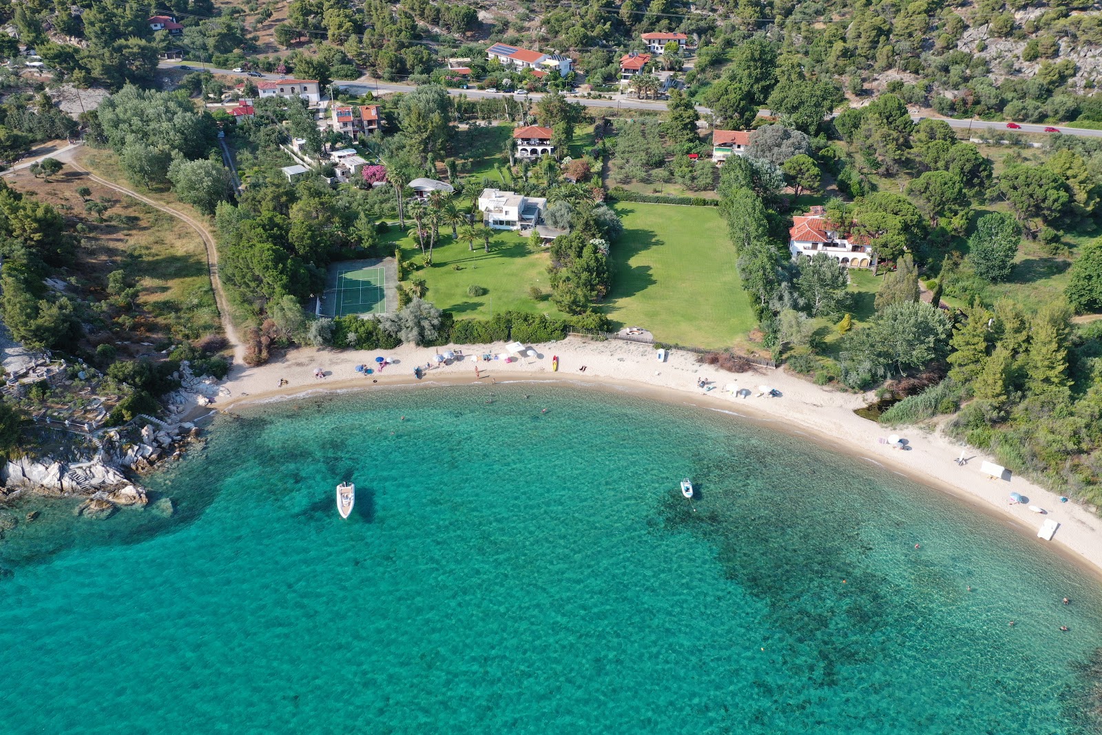 Foto di Spathies beach con una superficie del acqua cristallina