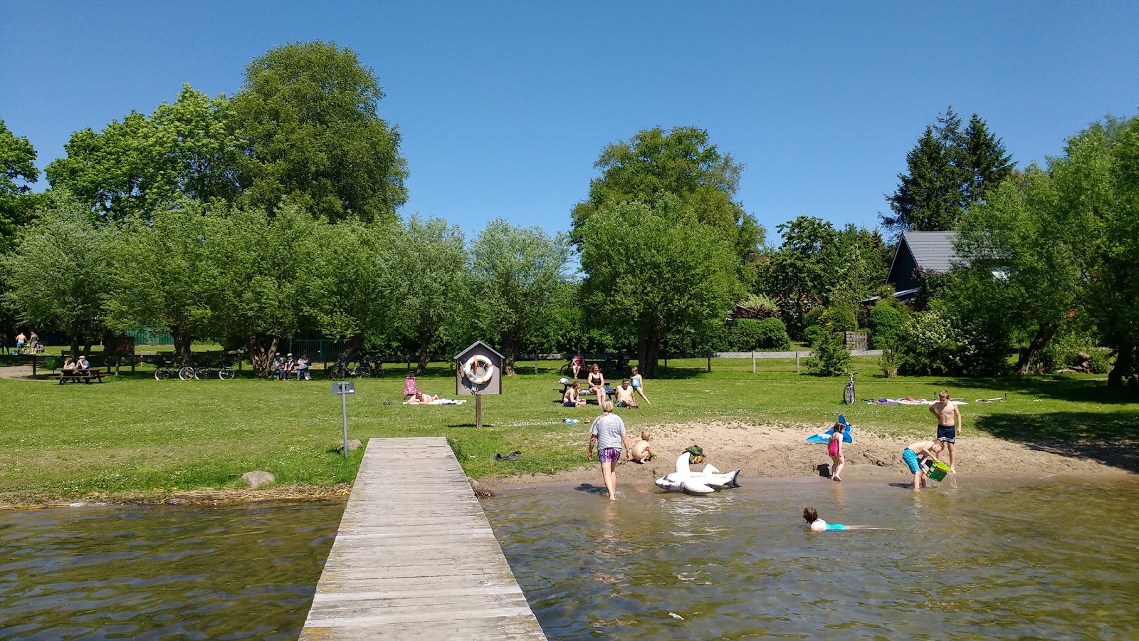 Foto von Badestelle Pulsen mit gras Oberfläche