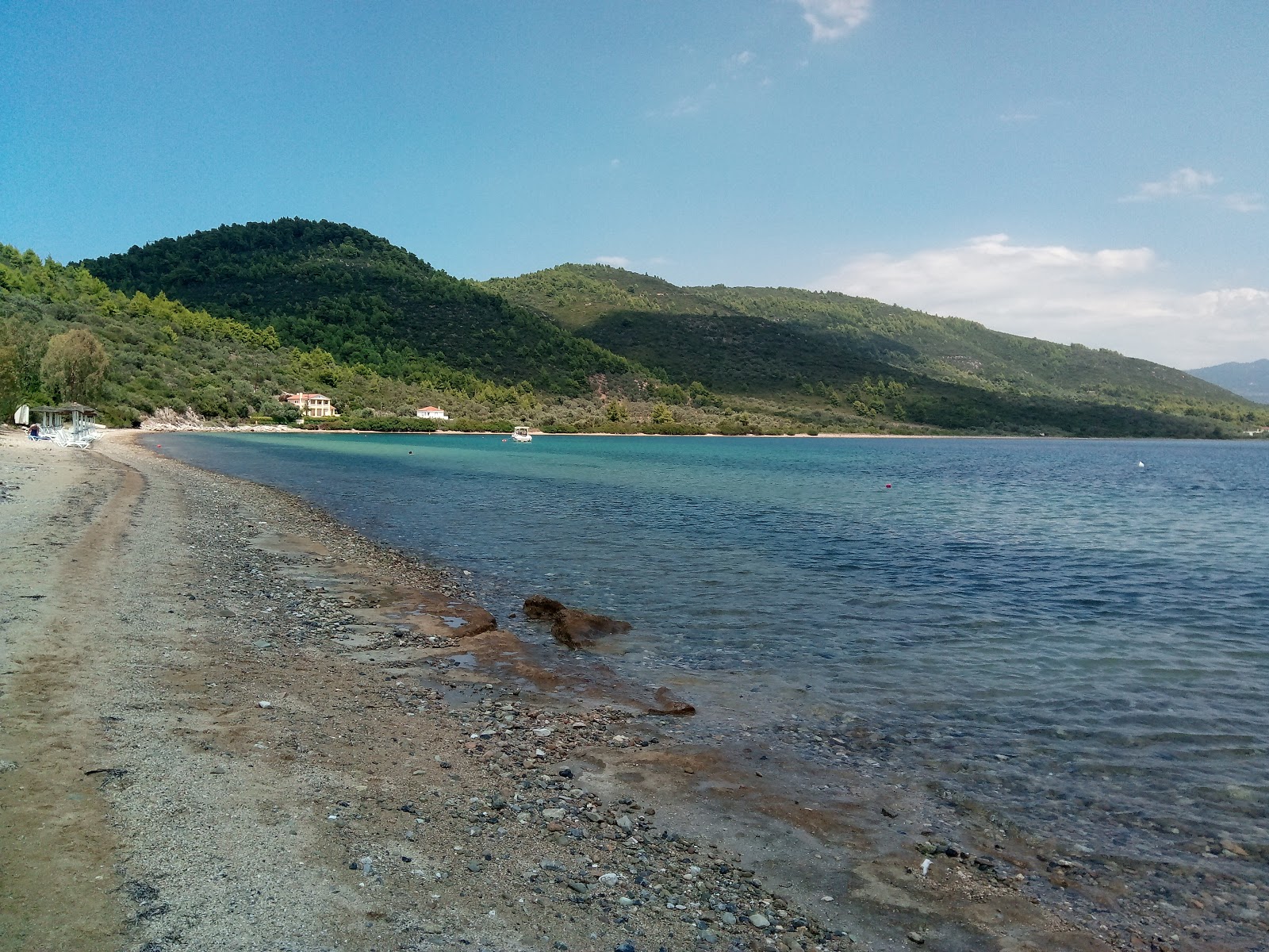 Foto de Rododafni beach con agua verde claro superficie