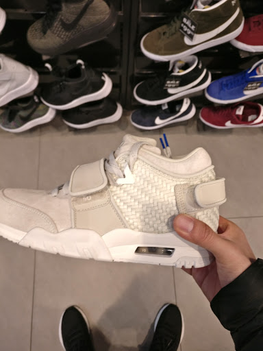 Stores to buy women's white sneakers Toronto