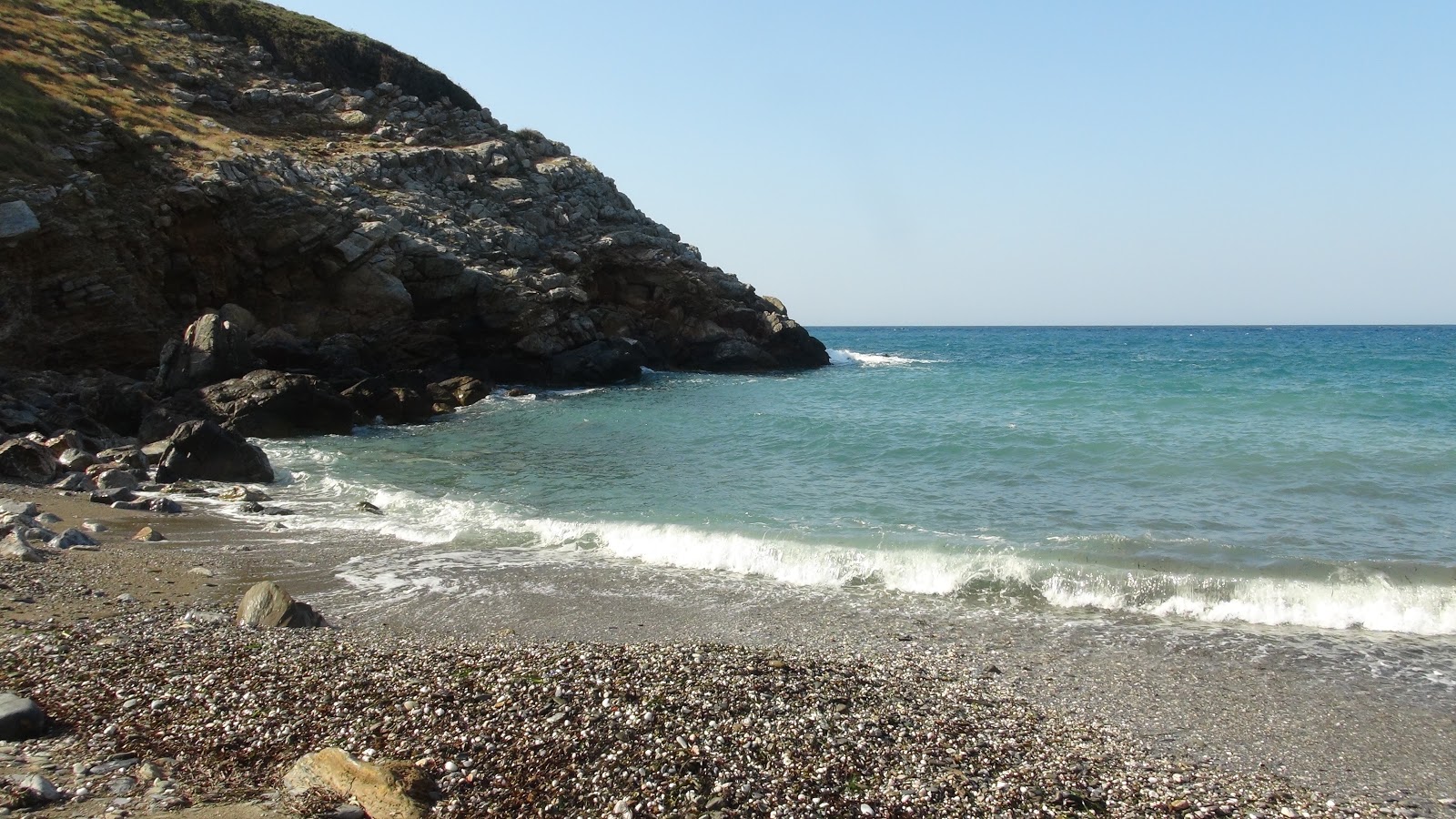 Foto di Paralia Vathias con parzialmente pulito livello di pulizia